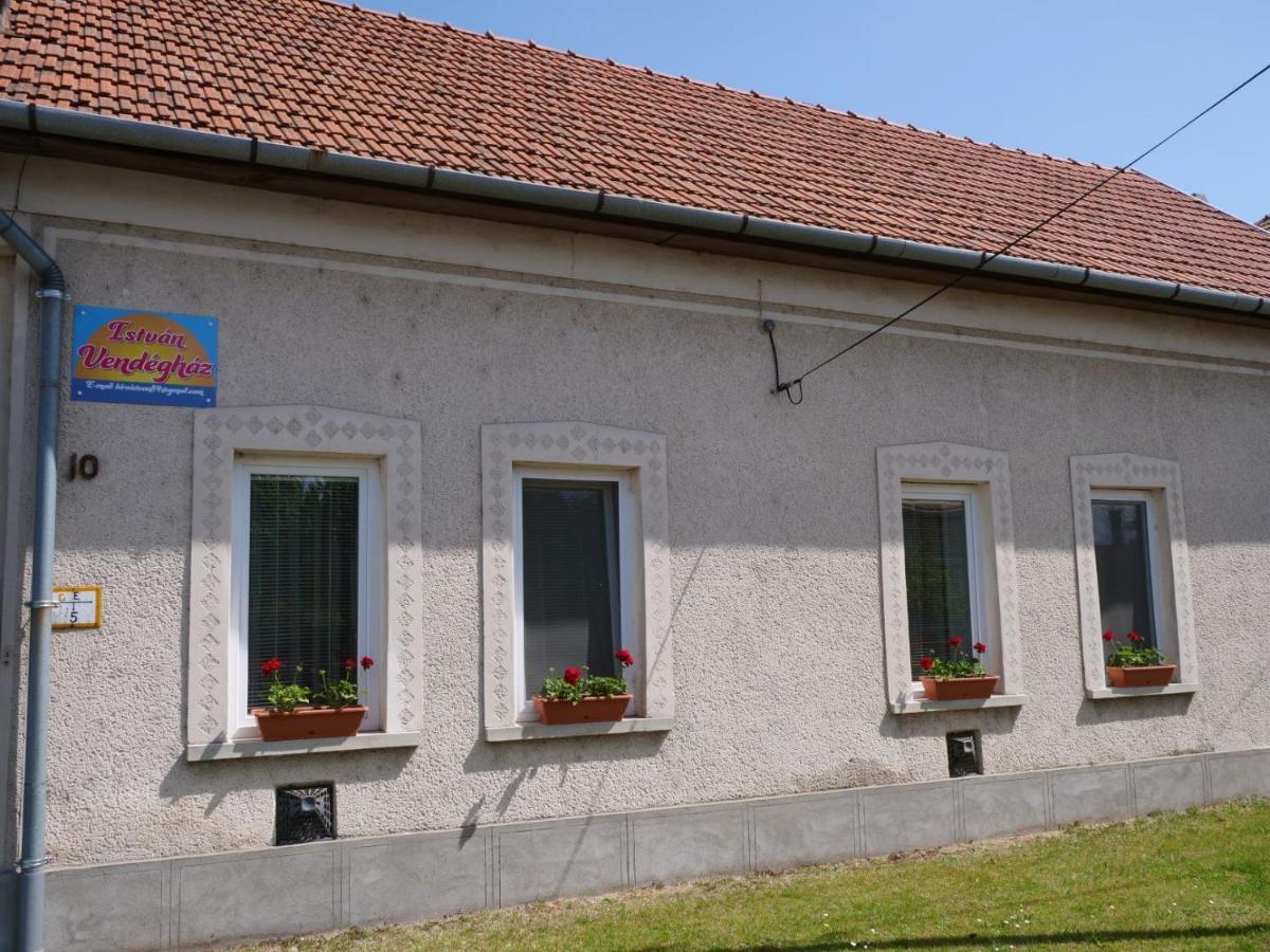 István Vendégház Mórahalom Esterno foto